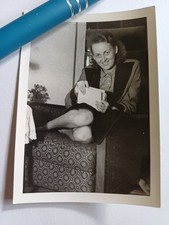 Altes originales s/w Foto, Junge Frau im Sessel hockend 