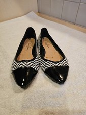 Chicer schwarzer, weisser, fl. Schuh, Lacklederkappe, geflochten, 37, no name.