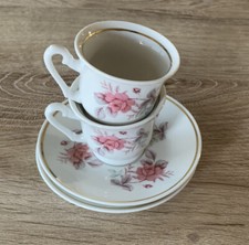 Kaffeetassen und Untertassen