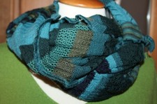 INVERO Loop Zita; Petrol/Kiwi Töne, (petrol),Lochmuster; Merino extra fein; Neu
