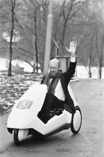 Das neue Elektrofahrzeug Sir Clive Sinclair sein C5 Sir Clive - 1985 4x6 Foto
