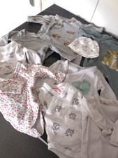 11 Teile Gesamt 3 Babystrampler 6 Body 1 Mütze 1 Jacke   50-/56 neuwertig u.neu