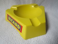 original RICARD Serenari Italy Kunststoff-Werbe-Aschenbecher Ascher Dreieck gelb