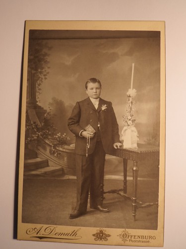 Offenburg stehender junge - stehender,