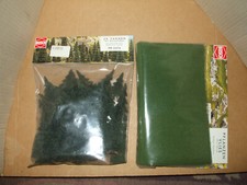 Busch Konvolut Tannen in H0 und Pflanzenvlies für die Eisenbahnanlage