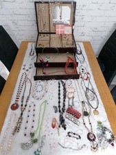 ?Schmuck Konvolut Perlenschmuck Sets Armbänder uvm. Holzschmuckkasten incl.?