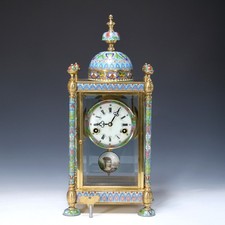 Cloisonné Tischuhr mit 8-Tagewerk und Gong - China 20. Jh. - 46,5 cm / 18 1/2 "