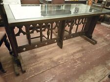 Tisch und Stühle im gotischen