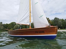 Segelboot Jolle Pirat Vollholz Mahagoni segelfertig mit Straßentrailer