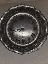 Zinn Wanduhr,  Reliefartiges