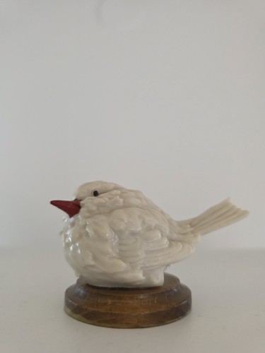 Kleiner porzellanvogel auf - kleiner,