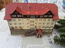Vollmer Schwarzwaldklinik -  Krankenh.  Vollmer H0 1:87 gebaut + Hüsli Haus Baus