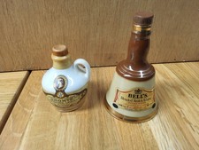 Alte Miniatur Flaschen Bronte Yorkshire  Likör & Bell's Scotch Whisky Steinzeug 