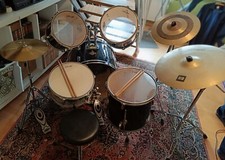 Komplettes Stagg Schlagzeug Set mit 2 Paar Sticks 