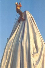 AK BERLIN CHRISTO Reichstag verhüllt, Verhüllung e. Laterne hinter Giebel 1995