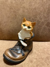 Goebel rot/weiße Katze schaut