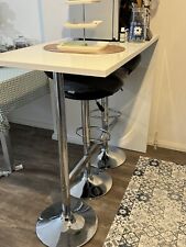 bartisch mit stühlen