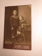 Junge im Matrosenanzug &