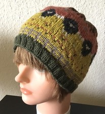 Mütze mit schwarzen Schafen