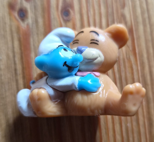 Baby schlumpf mit - bär, dem