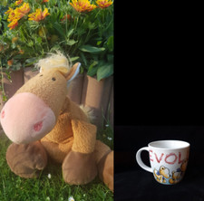 NICI: The Landlords Pferd Edward 40/50cm + Tasse Bär "Evolution"