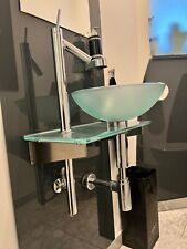 glaswaschbecken mit Wasserhahn