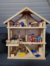 Großes Puppenahus aus Holz, 3 Etagen, Selecta Möbel