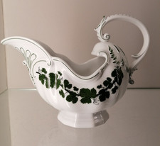 Meissen Prunk Sauciere im Barock mit Weinlaub Dekor Voller Weinkranz Top