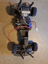 Älteres RC Auto Chassis mit einer Fernbedienung