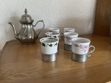 Zinnkanne und Moccatassen