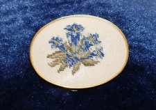 Antike Petit Point Brosche, Gobelin, Fassung goldfarben, UNECHT, Motiv Enzian