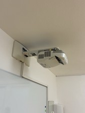 Epson EB-675Wi Ultra Short Throw Beamer 3LCD WXGA 3200 Lumens - NO POWER 