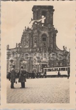 Foto, Straßenbahn vor Kirche