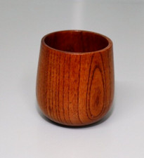 Handgefertigte Holzbecher