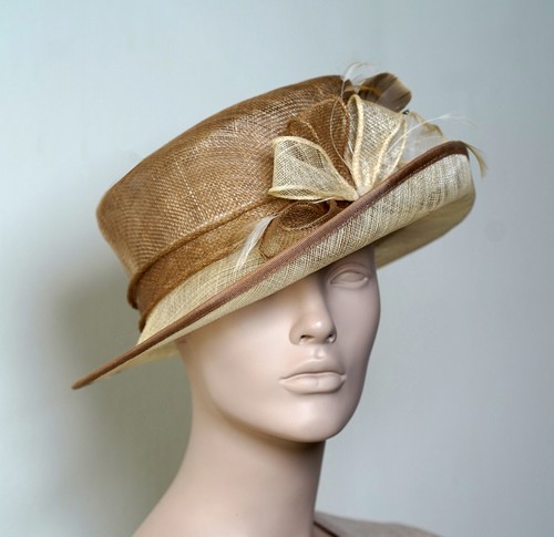 Eleganter strohhut mit krempe - eleganter,