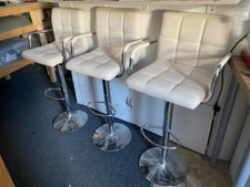 3x Bistrostühle mit Lehne cremeweiß + 1x Barhocker weiß