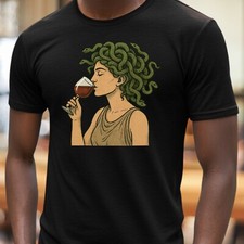 T-Shirt Medusa trinkt Wein –