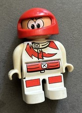 Lego Duplo Figur Action, Wheeler Rennfahrer im Anzug und Helm ￼