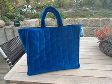 Coccinelle Shopper in eckiger Form in blau Samt Velvet Handbag