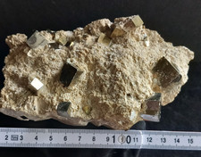 Pyrit Würfel in Matrix Würfelstufe Navajun/Spanien . MIT VIDEO .