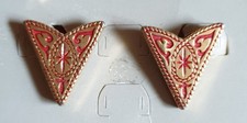 Goldfarbene, gemusterte Kragenecken, rot abgesetzt f. Hemden (im Westernstyle)