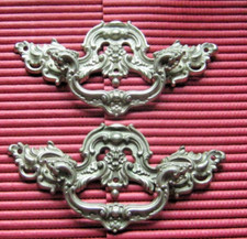 2 nostalgische & bewegliche Guss-Truhengriffe silberfarben opulente Verzierung