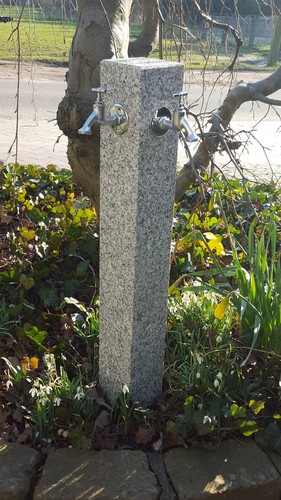 Wasserzapfsäule aus