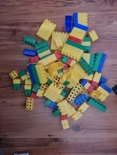 Ein Karton voller bunter