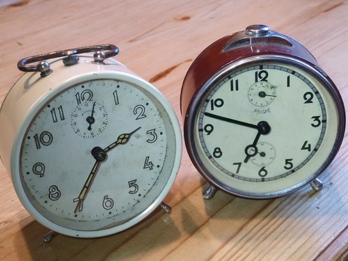 Zwei alte wecker analog - zwei,
