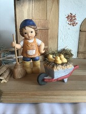 Goebel Nina & Marco ★ Krippe ★ Hirtenmädchen und Schubkarre mit Küken in Stroh★