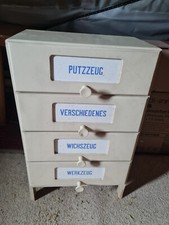 Kleiner antiker Schrank aus Holz mit Porzellanschildern