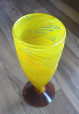 Glaskelch Glasvase gelb Fuß rot mundgeblasen signiert