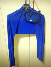 Blaues Einteilerkleid mit Stola-Zug und Handtasche Coccinelle blau