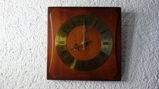 Wanduhr - mahagonifarbenes Holz - Zifferblatt aus Messing